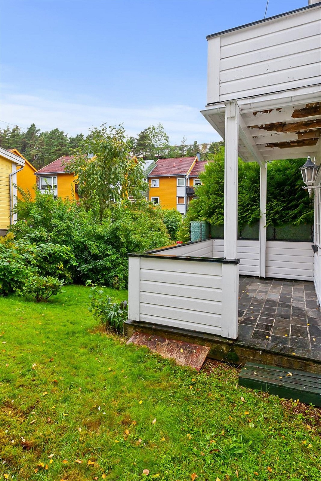 Tarrassen med adkomst til hage, balkong i 2.etg. Galleribilde