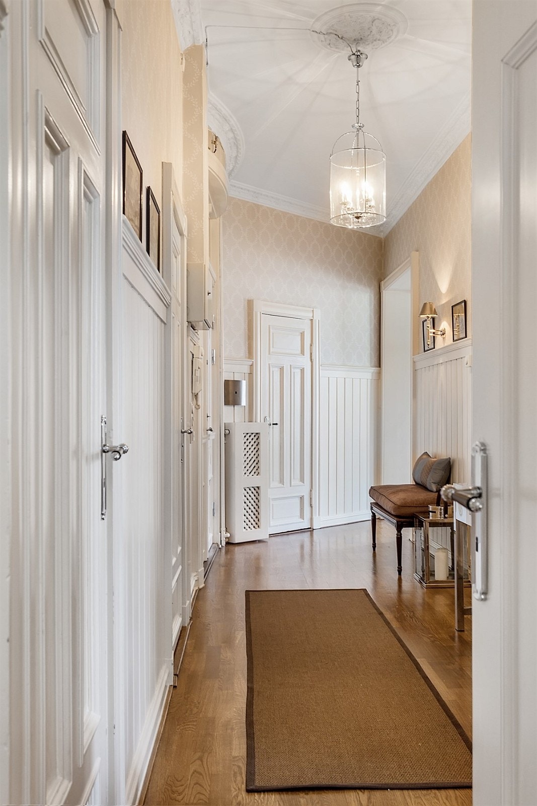 Leiligheten disponerer totalt 4 boder av ulik størrelse. I baktrappen har den ene boden opplegg for vaskemaskin og avtrekk. Galleribilde