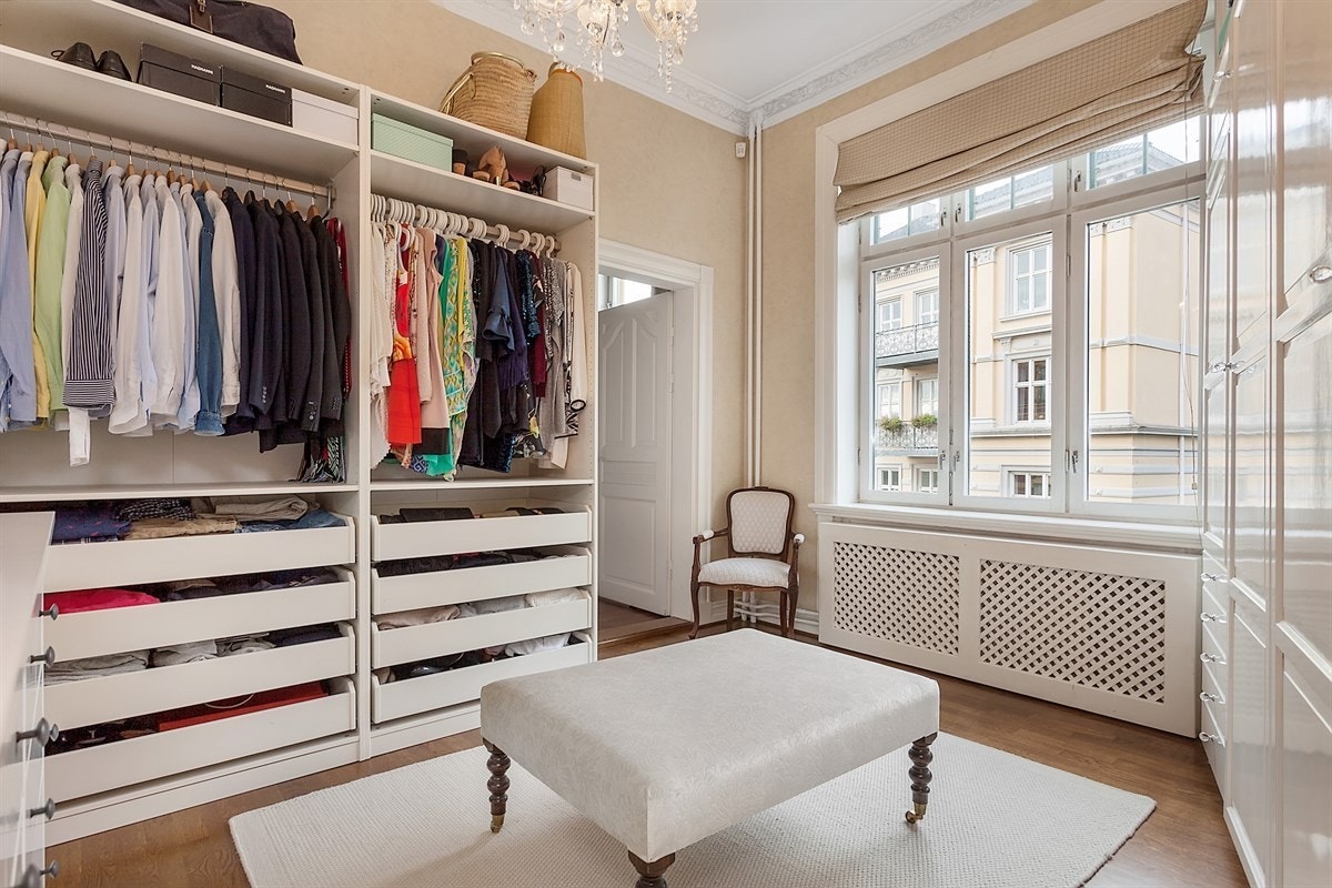 Hovedsoverommet er idag benyttet som klesrom / walk-in-closet. Galleribilde