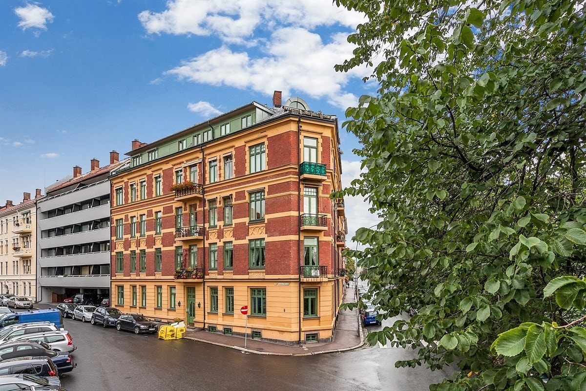 Eiendommen har en svært attraktiv beliggenhet på fasjonable Briskeby/Uranienborg i bydel Frogner. Galleribilde