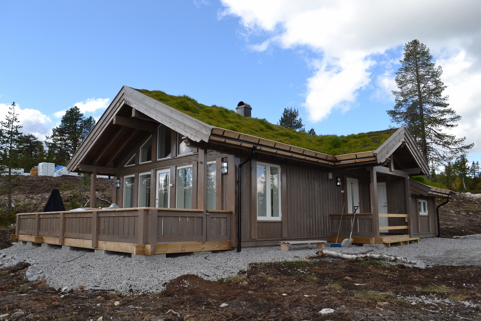 Tilsvarende hytte men med forlenget gavel, ekstra bod samt utvdet terrasse. Galleribilde