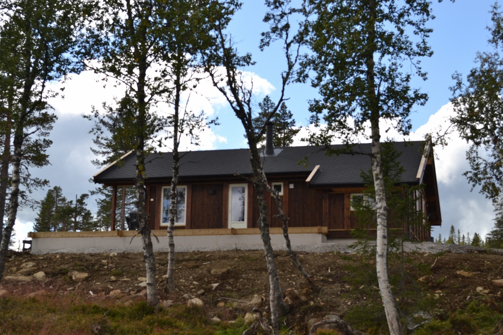 Tilsvarende hytte men med forlenget gavel, ekstra bod samt utvdet terrasse. Galleribilde