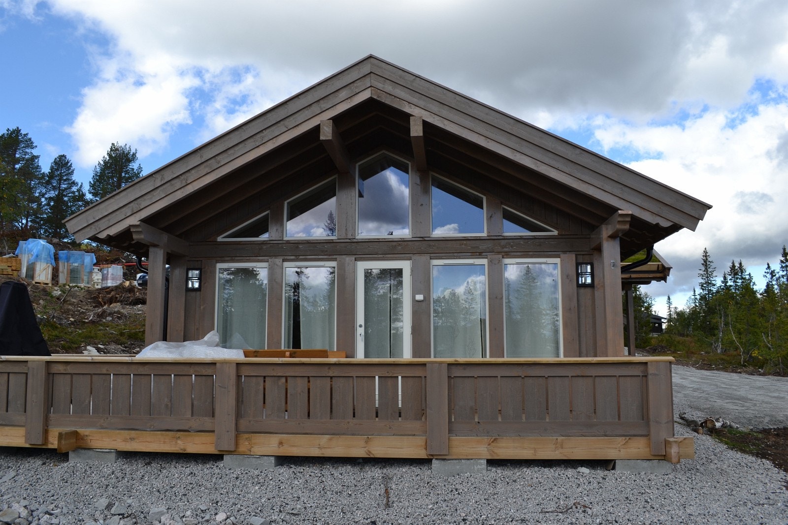 Tilsvarende hytte men med forlenget gavel, ekstra bod samt utvdet terrasse. Galleribilde