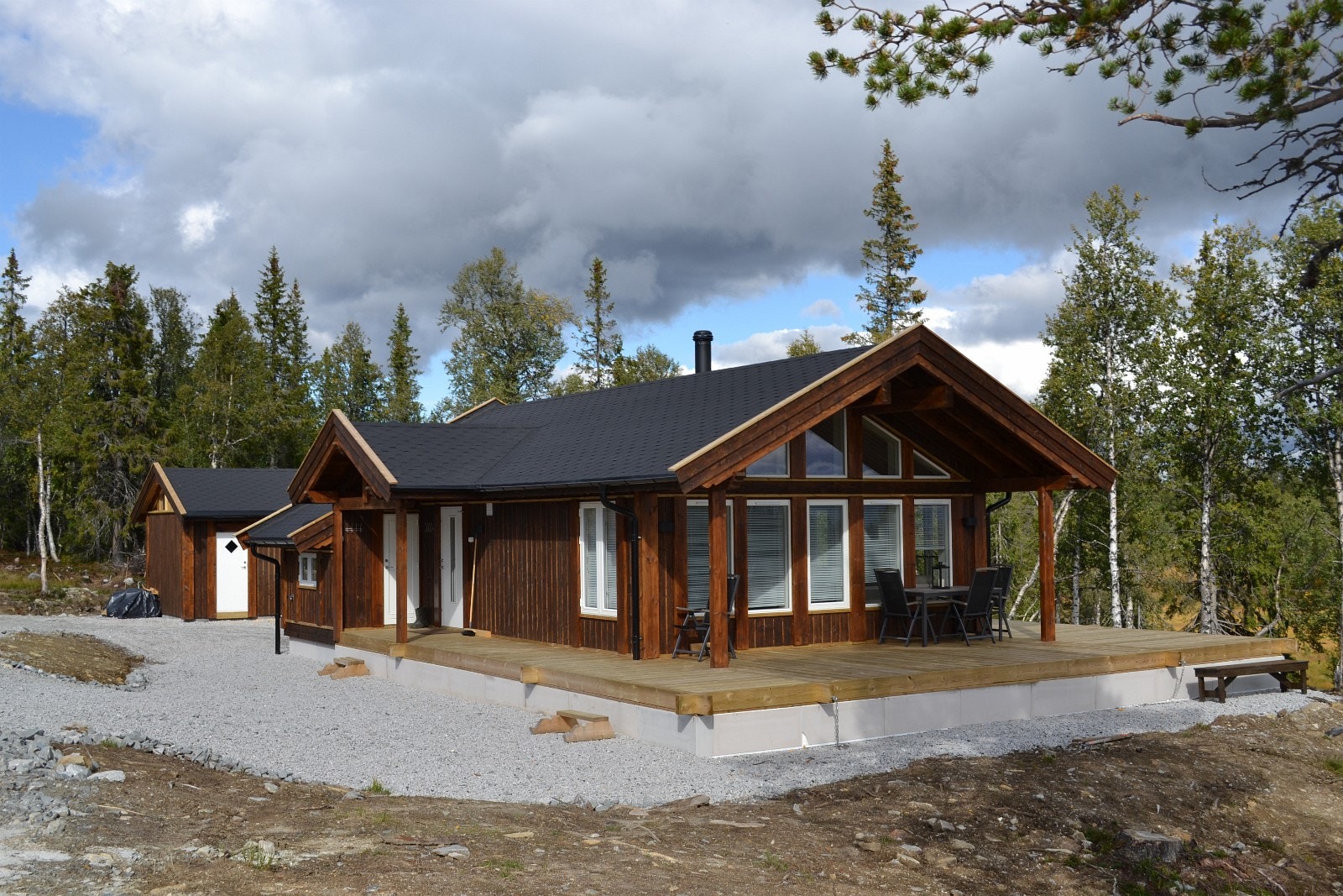 Tilsvarende hytte men med forlenget gavel, ekstra bod samt utvdet terrasse. Galleribilde