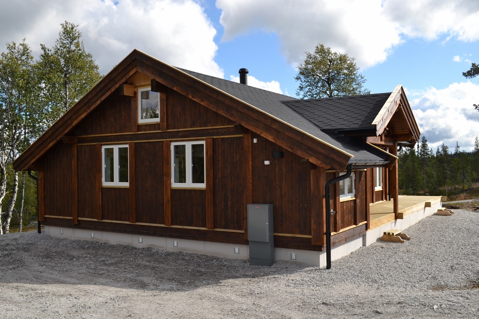 Tilsvarende hytte men med forlenget gavel, ekstra bod samt utvdet terrasse. Galleribilde