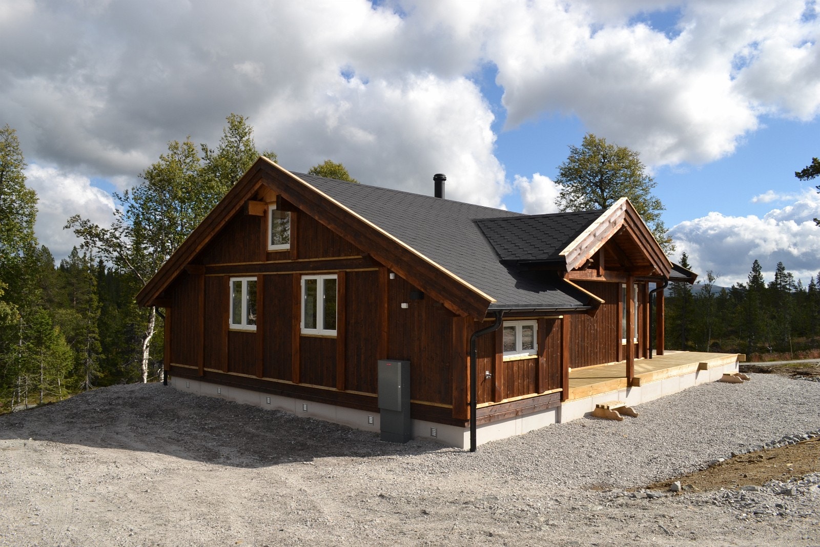 Tilsvarende hytte men med forlenget gavel, ekstra bod samt utvdet terrasse. Galleribilde