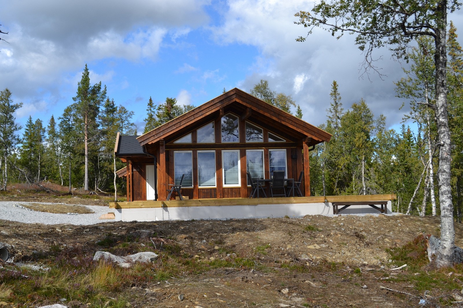 Tilsvarende hytte men med forlenget gavel, ekstra bod samt utvdet terrasse. Galleribilde