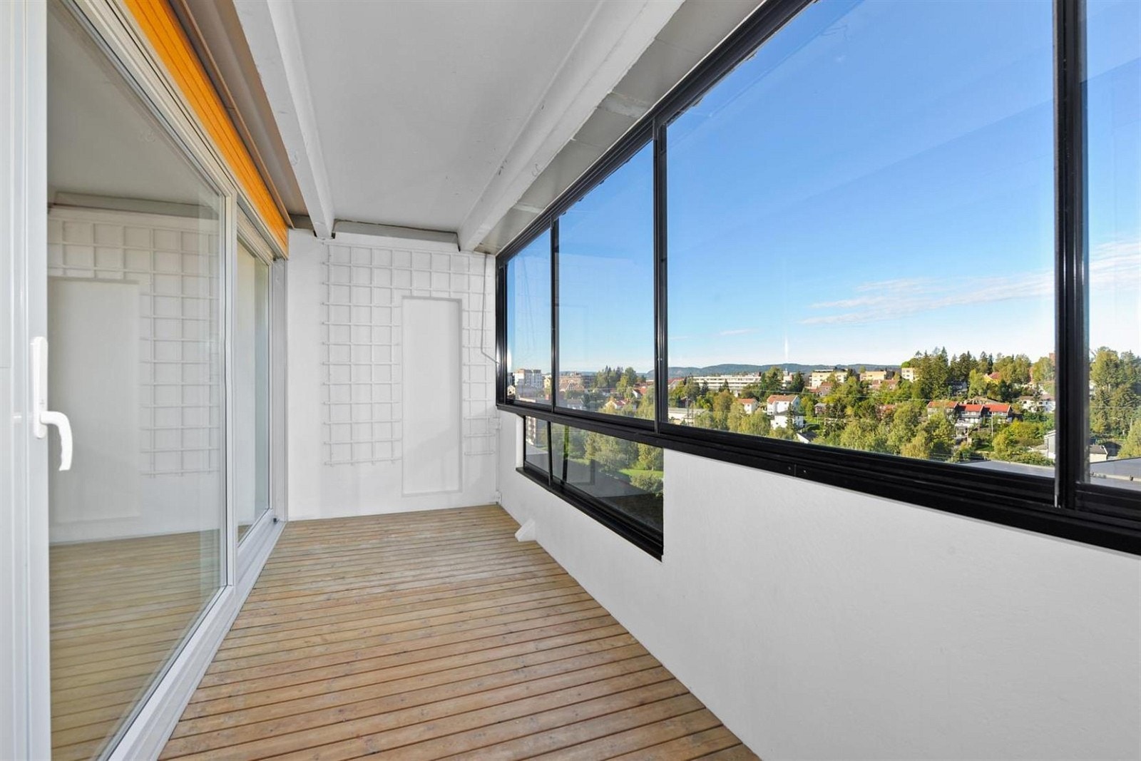 Innglassert balkong med god utsikt. Galleribilde