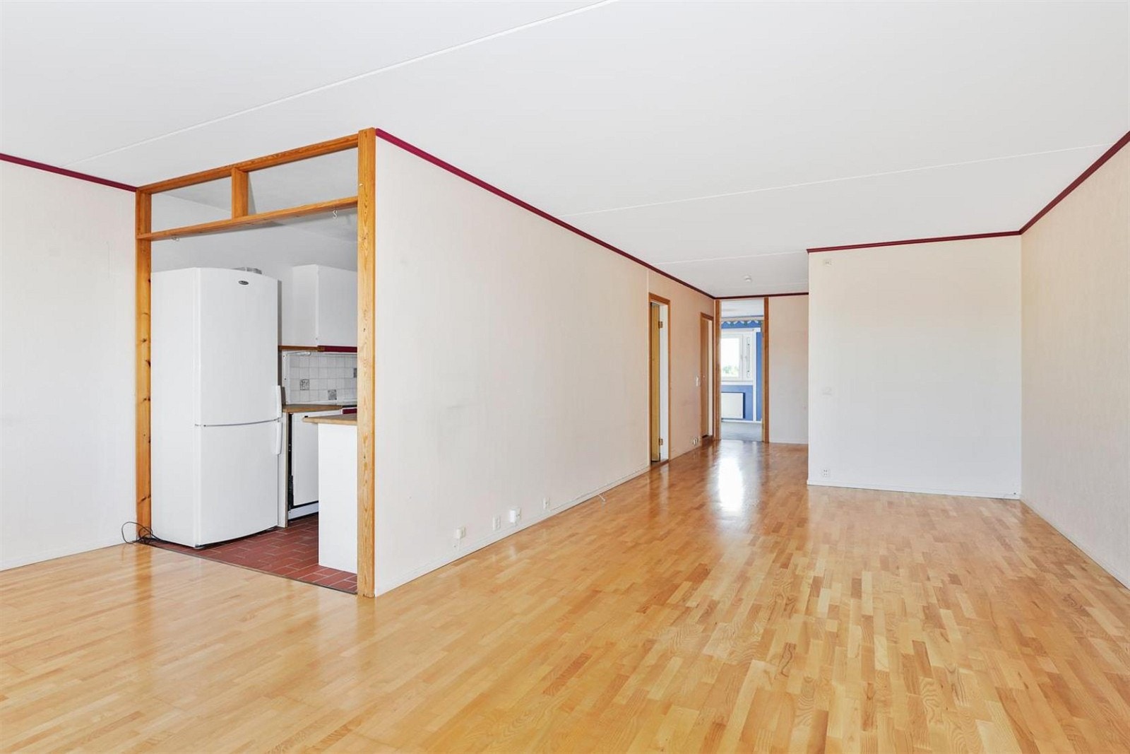 Her kan man f.eks. åpne opp kjøkkenet og få et stort åpent kjøkken og stue i ett. Galleribilde