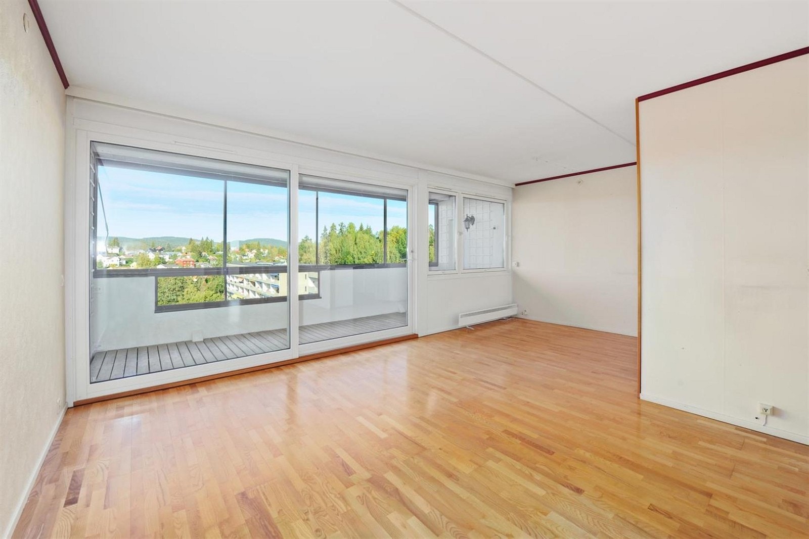 Stor skyvedør ut til balkongen gjør at man kan invitere solen inn. Galleribilde