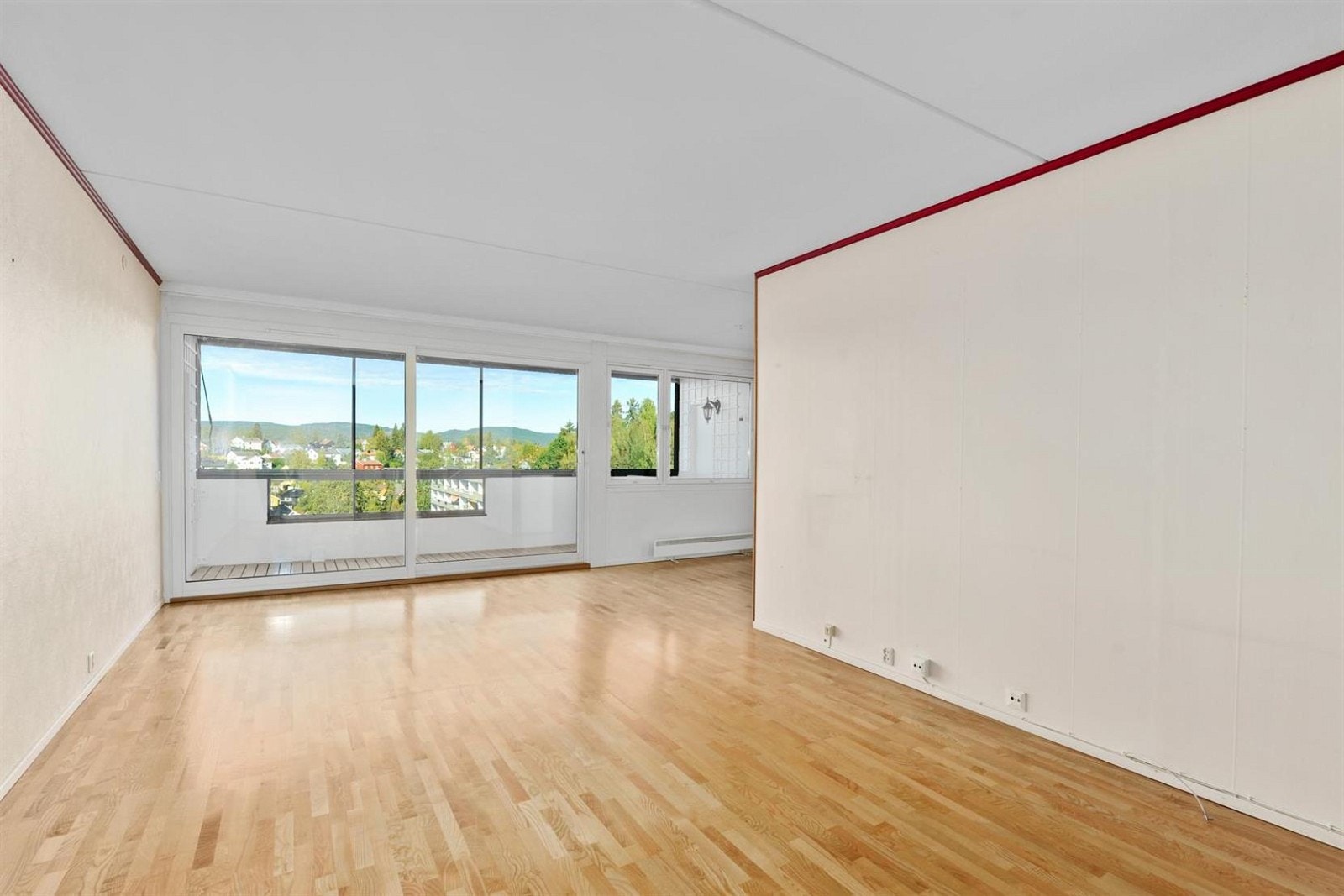 Stor stue hvor du både for plass til spisegruppe og sofagruppe. Galleribilde