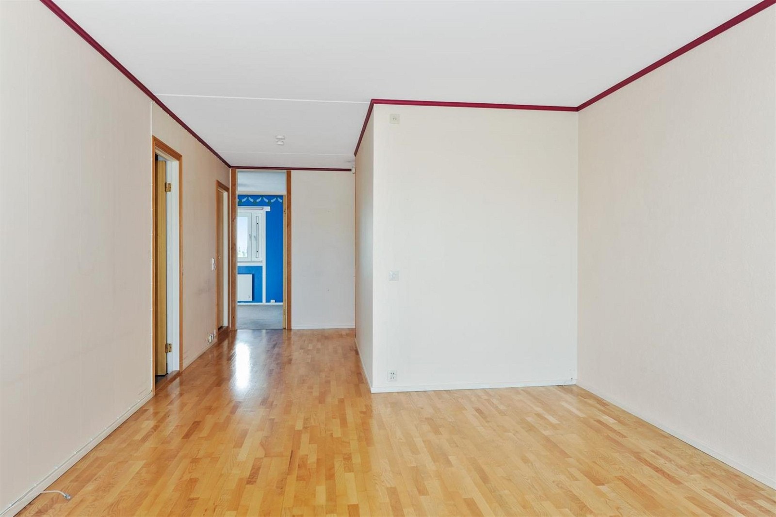 Stue og gang til bad, toalett og vaskerom. Galleribilde