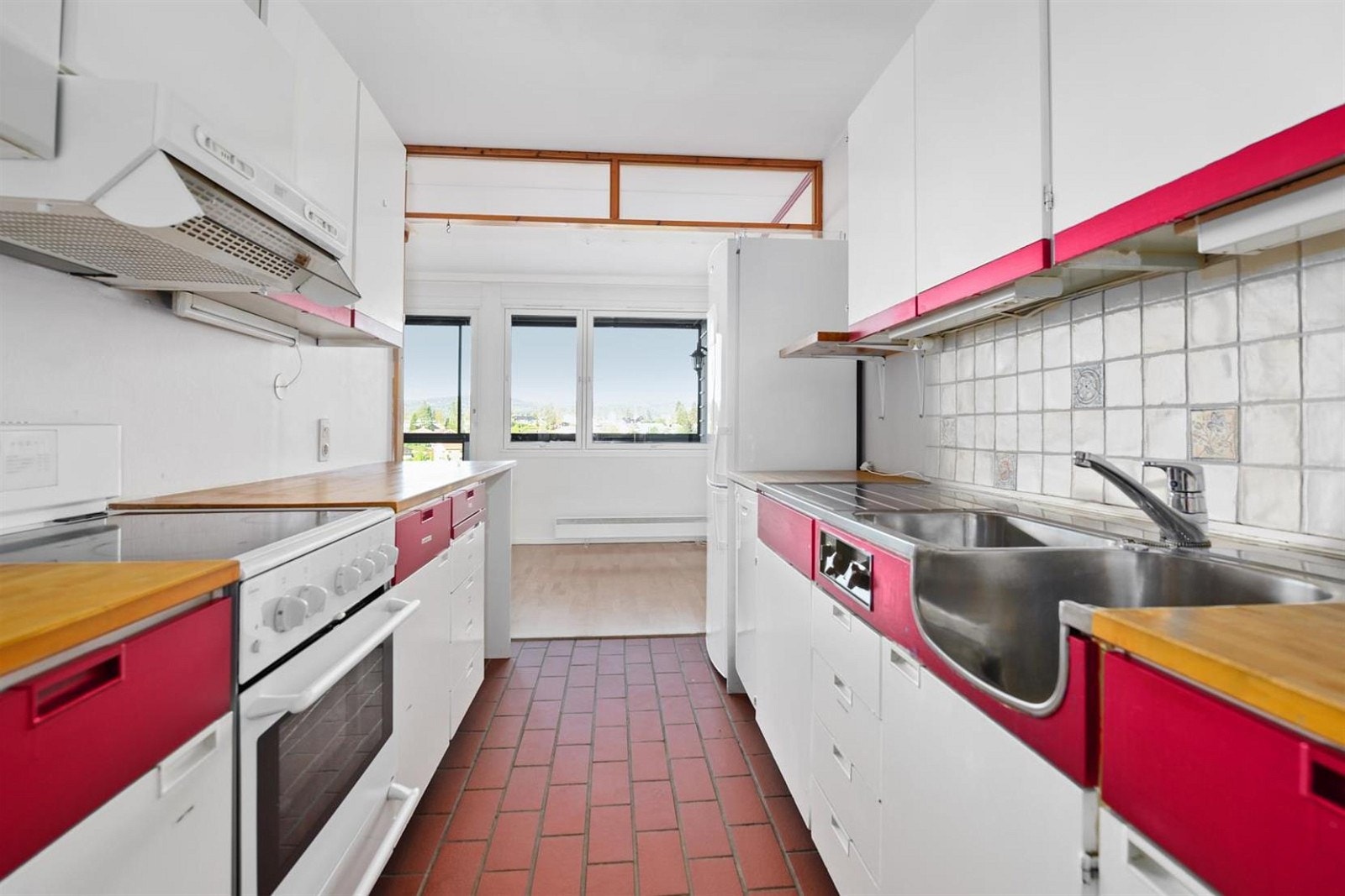 Store vinduer slipper inn mye lys. Galleribilde