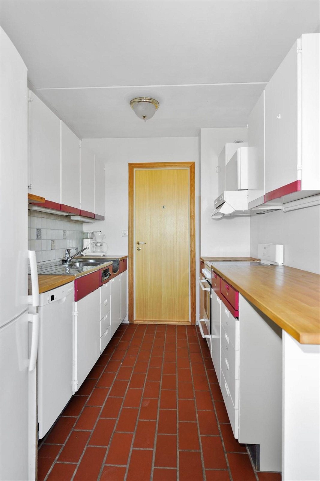 Inngang til vaskerom fra kjøkken. Galleribilde