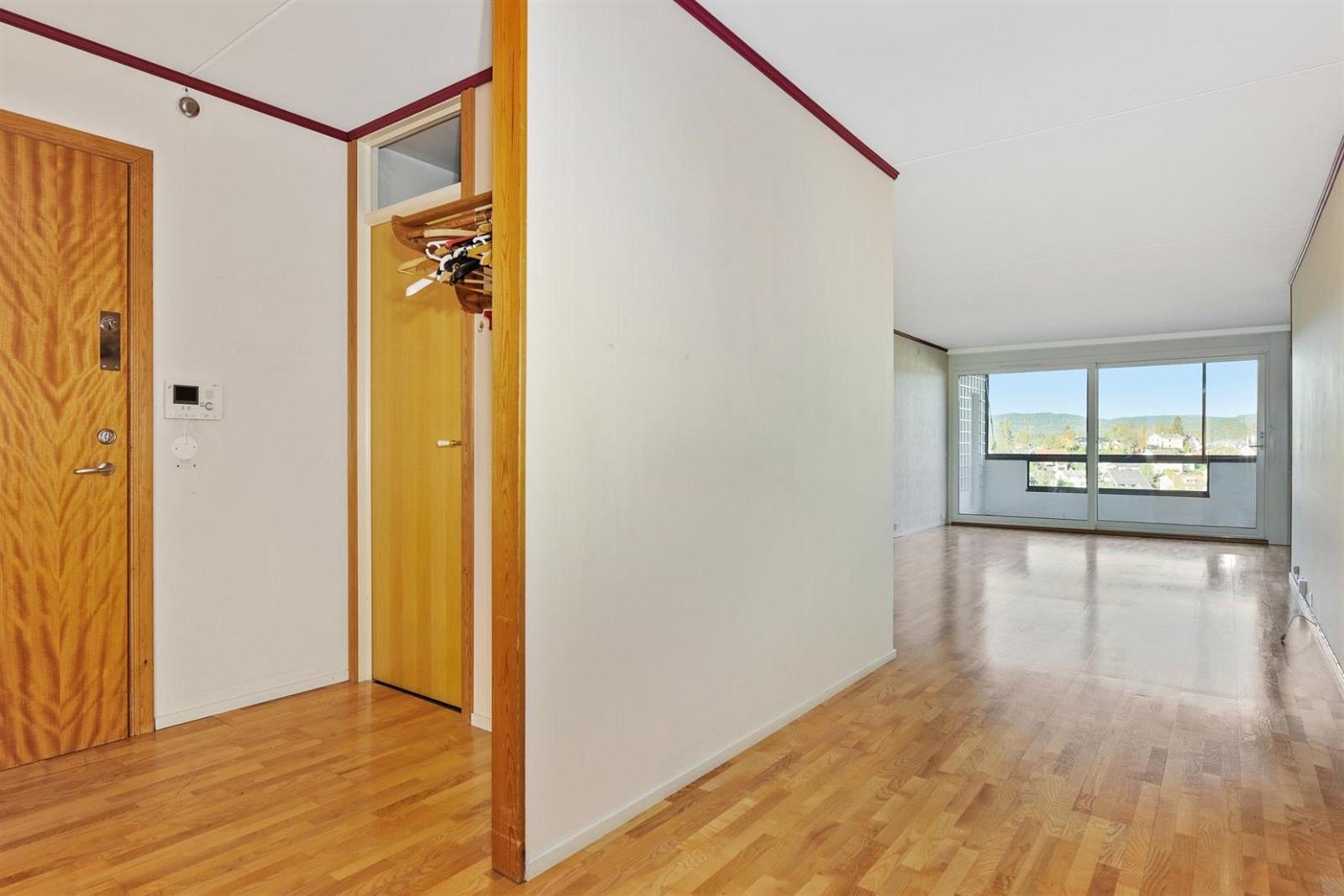 Romslig entre med plass til garderobe. Galleribilde