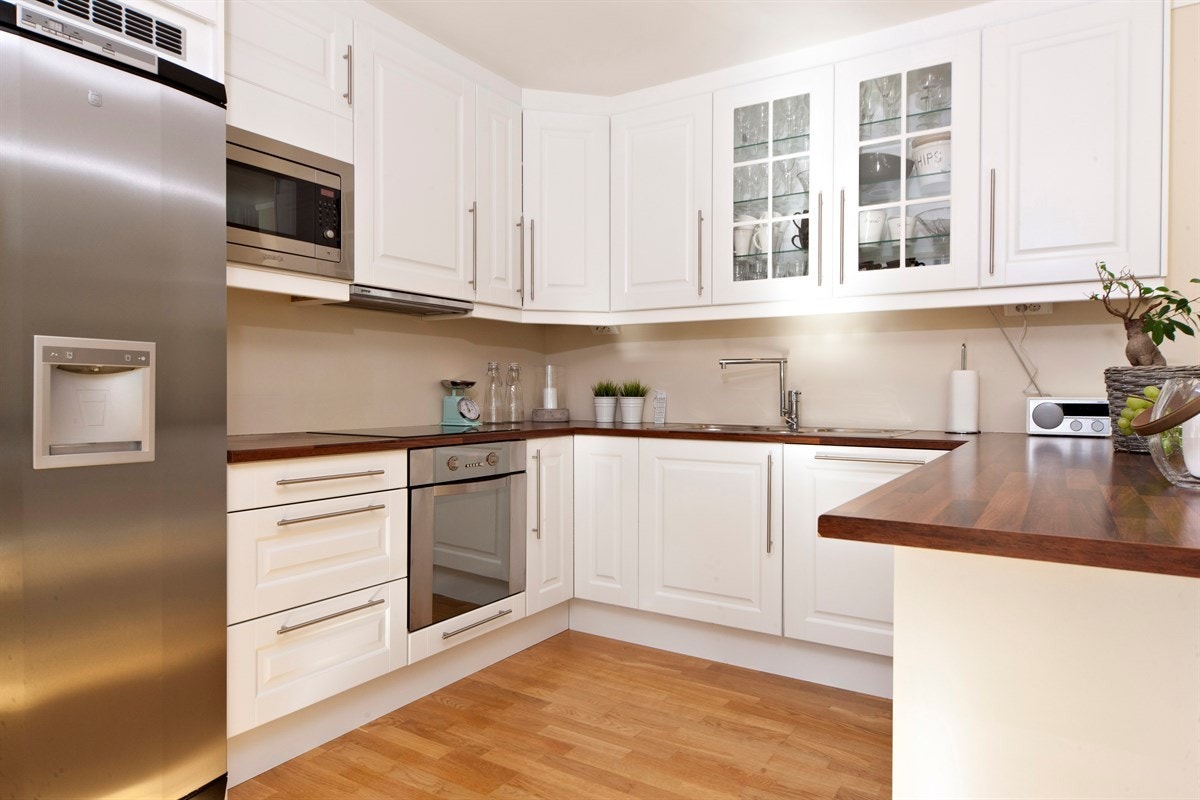 Lekkert og funksjonelt kjøkken med integrerte hvitevarer Galleribilde