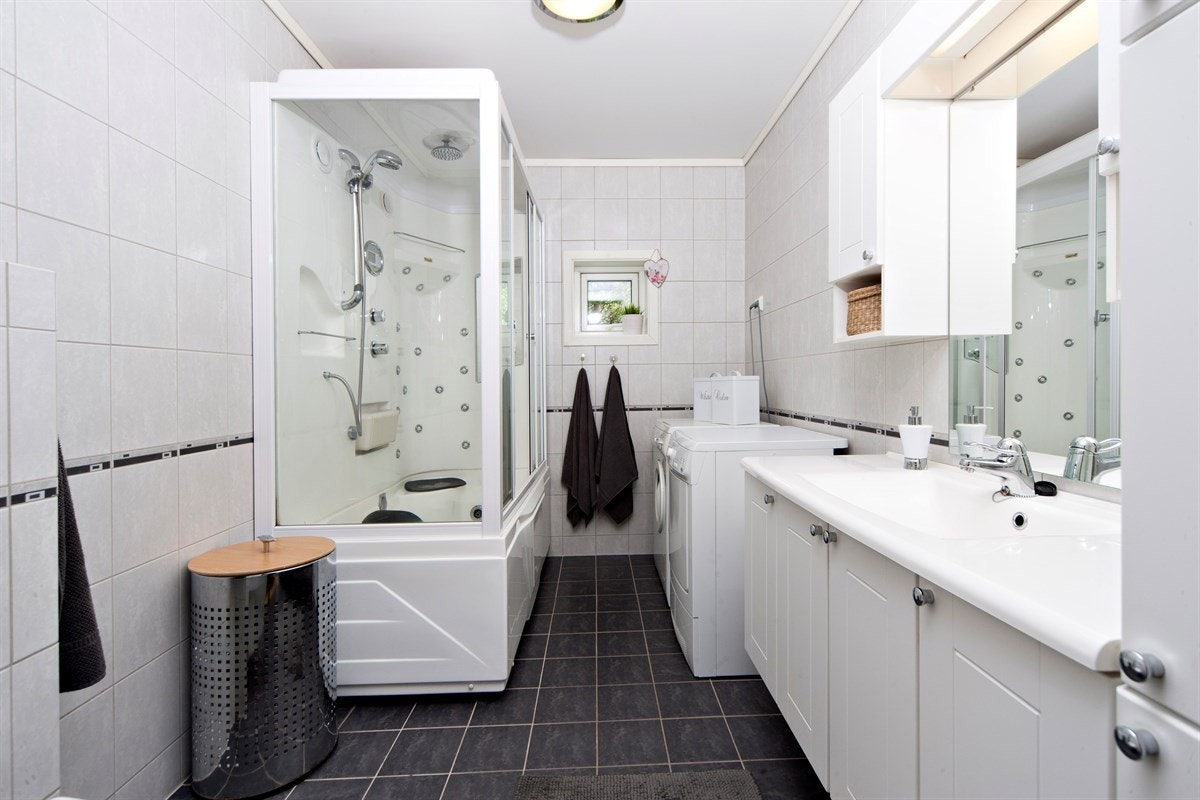 Lekkert fliselagt bad, 2. etasje Galleribilde