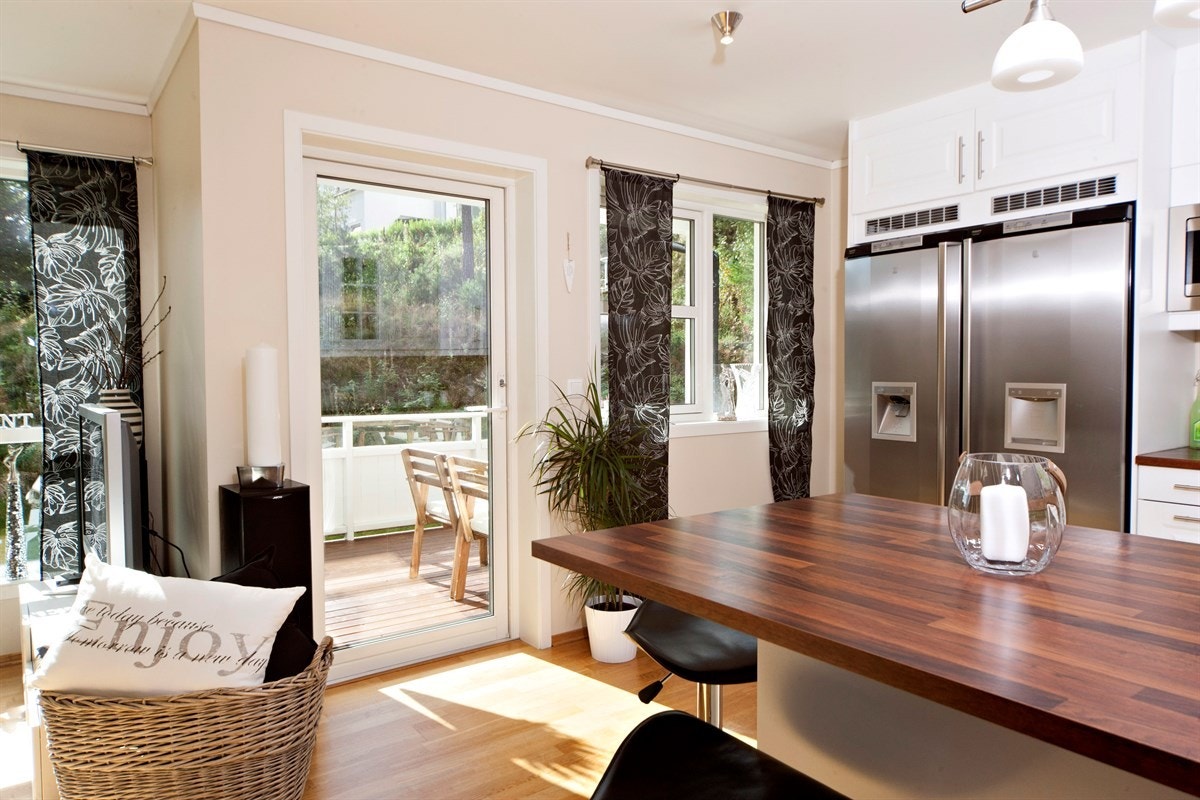 Utgang til solrik terrasse/balkong fra kjøkken Galleribilde