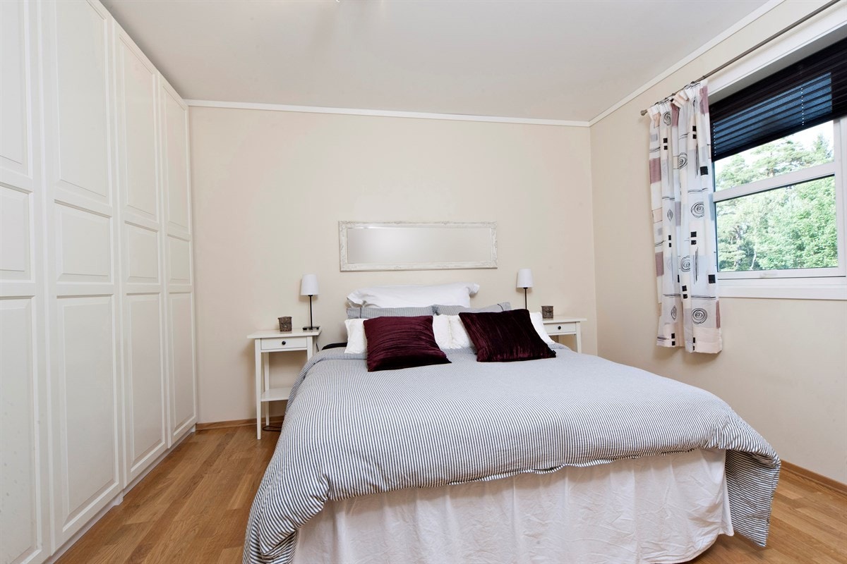 Soverom 1, 2. etasje. Godt med skapplass. Galleribilde