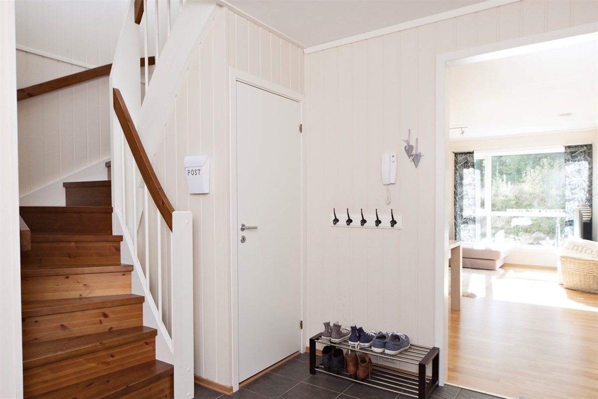 Velkommen - Lys og romslig entrè 2. etasje Galleribilde