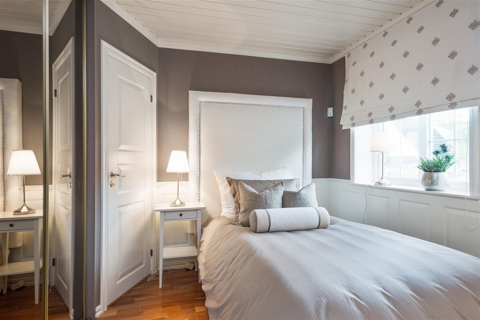 Boligen er tilrettelagt for praktikant eller gjester i boligens sokkeletasje. Soverommet har skyvedørsgarderobe i tillegg til garderoberom på venstre side. Eget tilhørende bad og badstue, peisestue med utgang til terrasse. Galleribilde