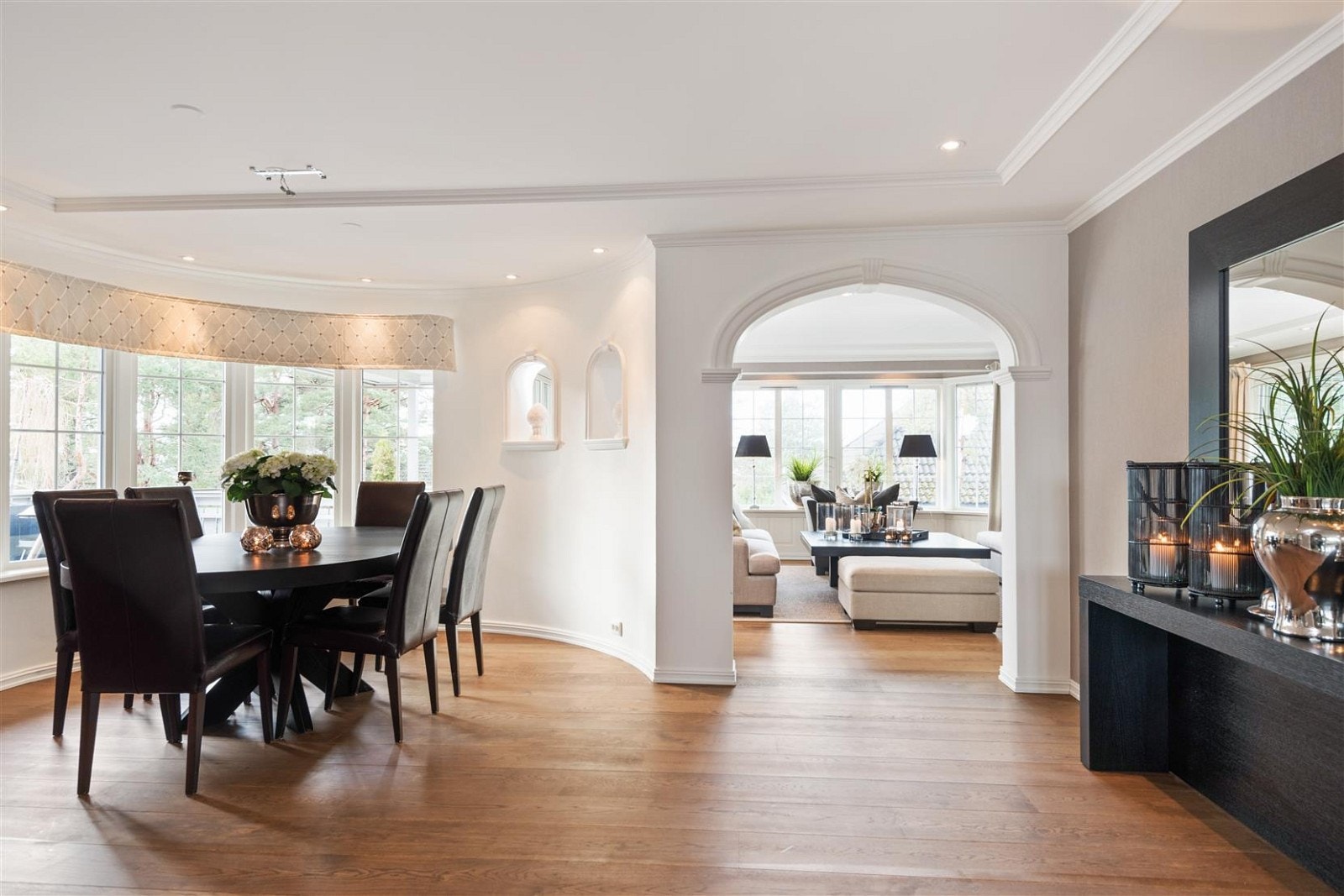 Stor men samtidig intim spisestue med plass til mange for hyggelige middager. Galleribilde