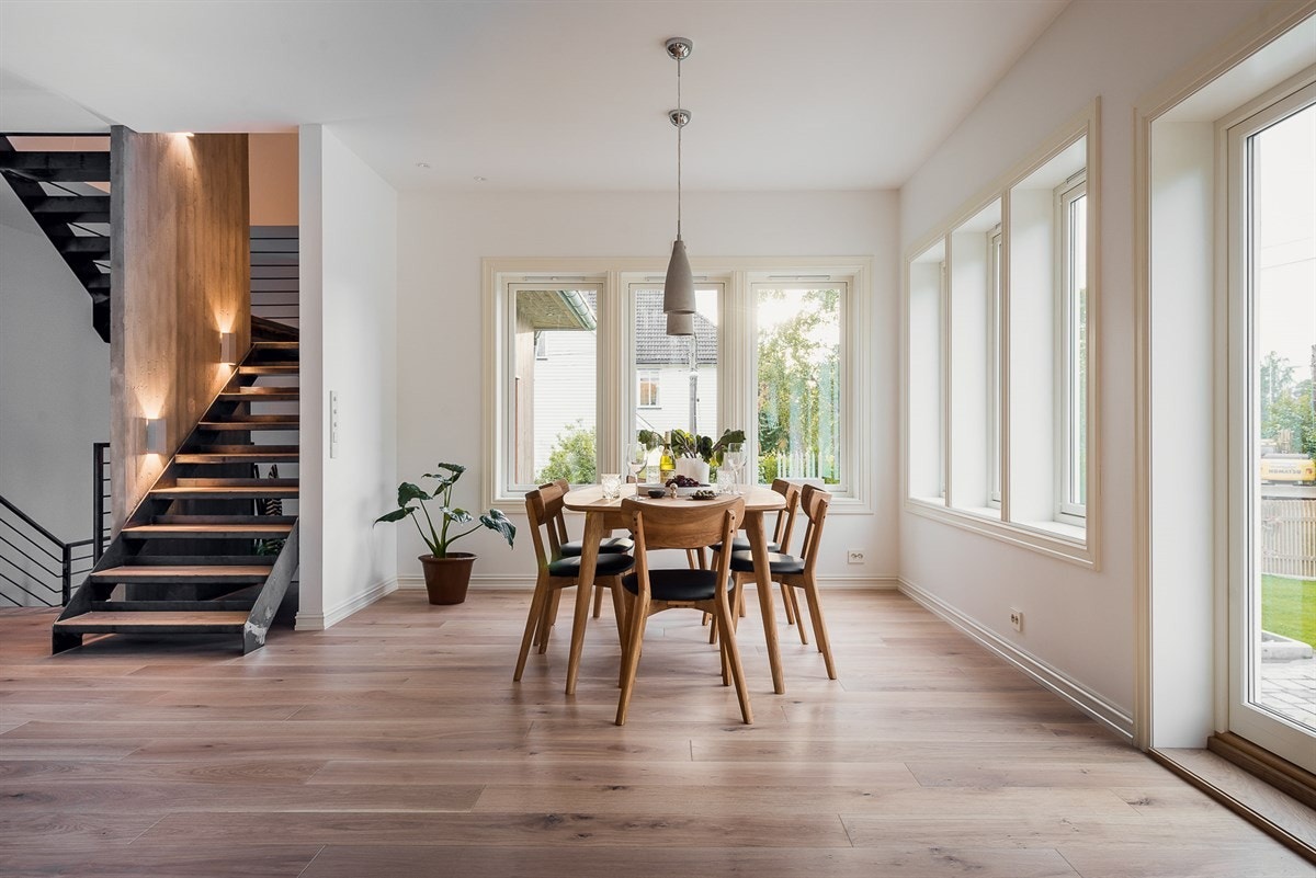 En hel rekke vindusflater slipper mye naturlig lys inn på dagtid, mens innfelt LED-belysning skaper stemningsfull belysning etter mørkets frembrudd. Galleribilde