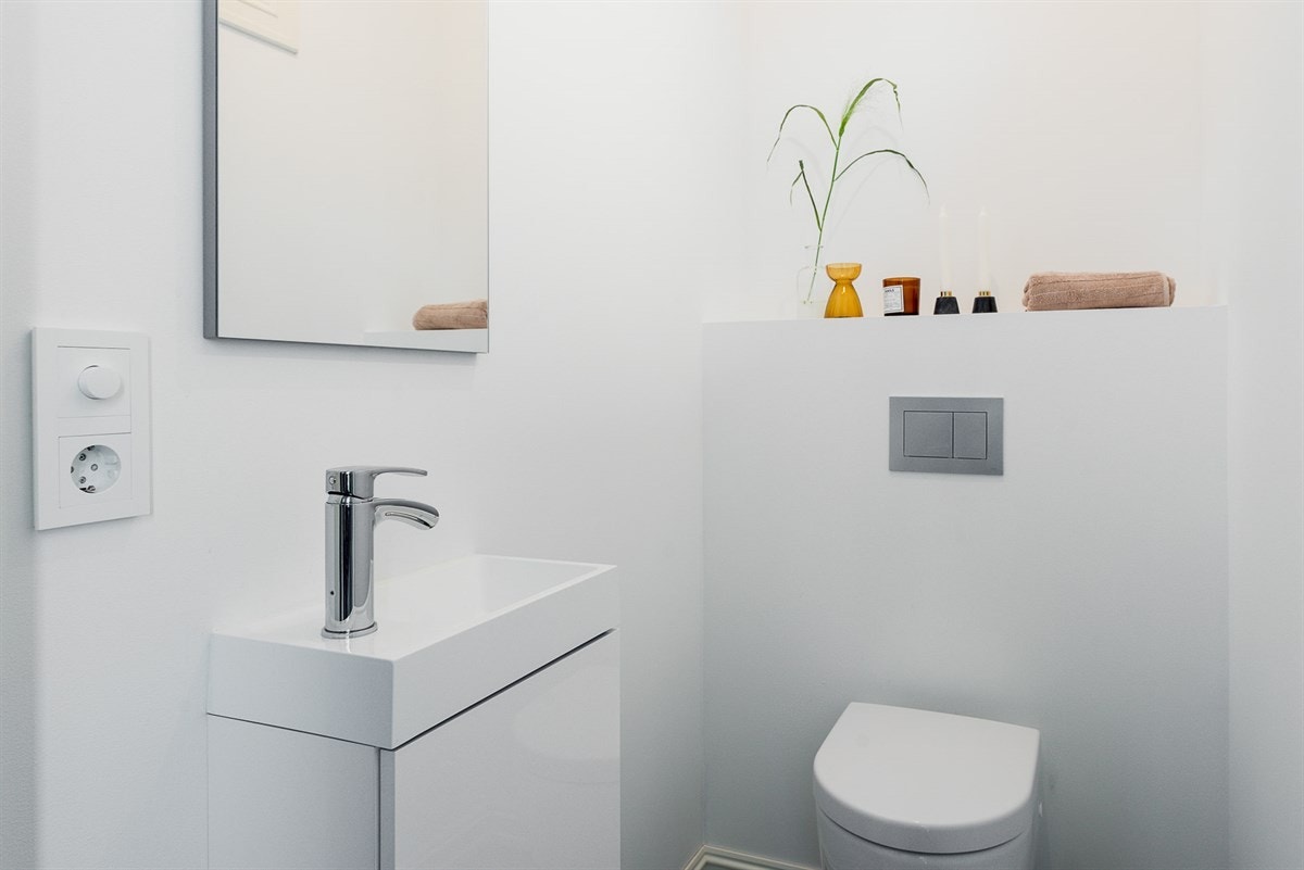 Toalettrommet er gunstig distansert og samtidig i praktisk nærhet til den sosiale sonen. Galleribilde