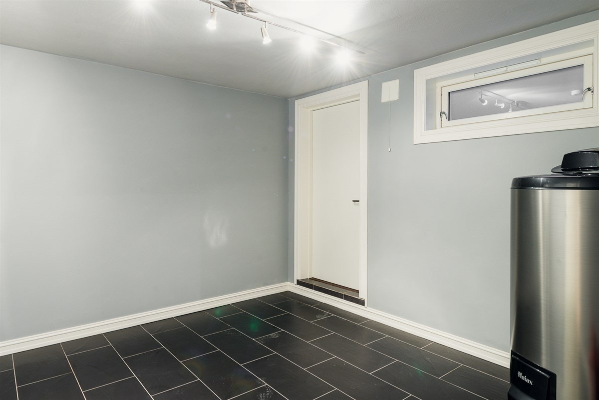 Det er for øvrig mye oppbevaringsplass i underetasjen, blant annet i en innredet sportsbod som i tillegg har egen ytterdør med trapp videre opp til gårdsplassens bakside. Galleribilde