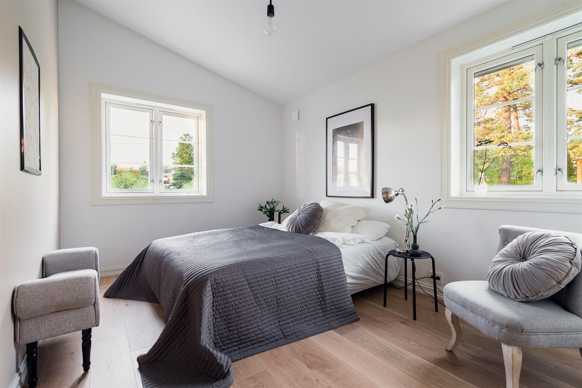 Tre av soverommene er tilnærmet identiske i størrelse og svært romslige, spesielt ved bruk som barnerom. Galleribilde