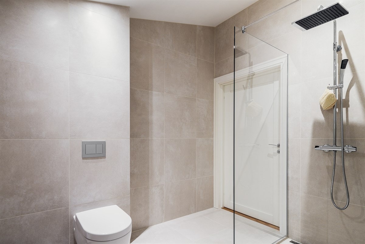 Legg også merke til de store, kvadratiske veggflisene. Galleribilde