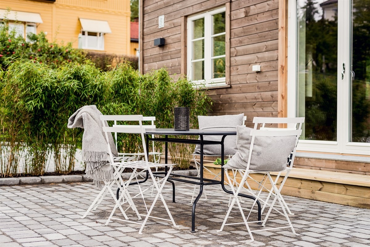 Fra stuen spaserer du rett ut til den steinsatte gårdsplassen som er ypperlig for måltider i friluft sommerstid. Galleribilde