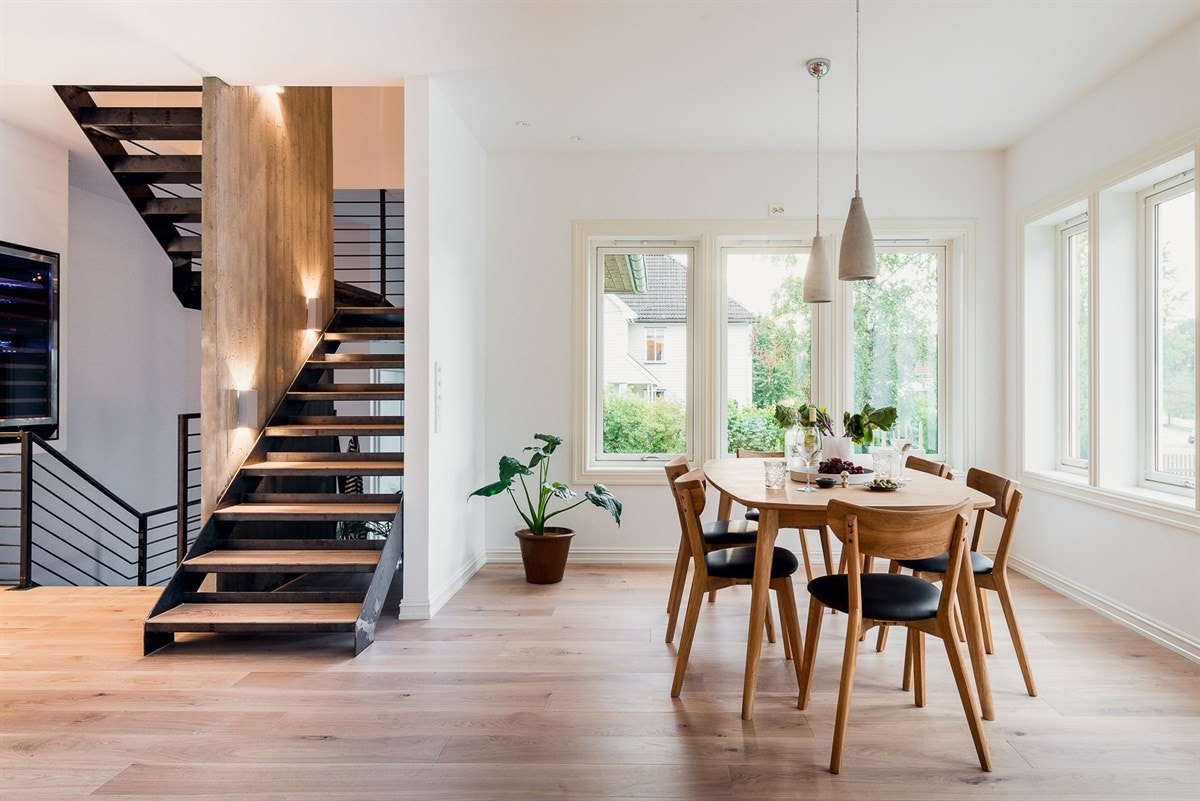 Trappeløpet mellom første og andre etasje er av sveiset stål og i seg selv en kontrastskapende råhet mot de ellers hvite og lyse overflatene. Galleribilde