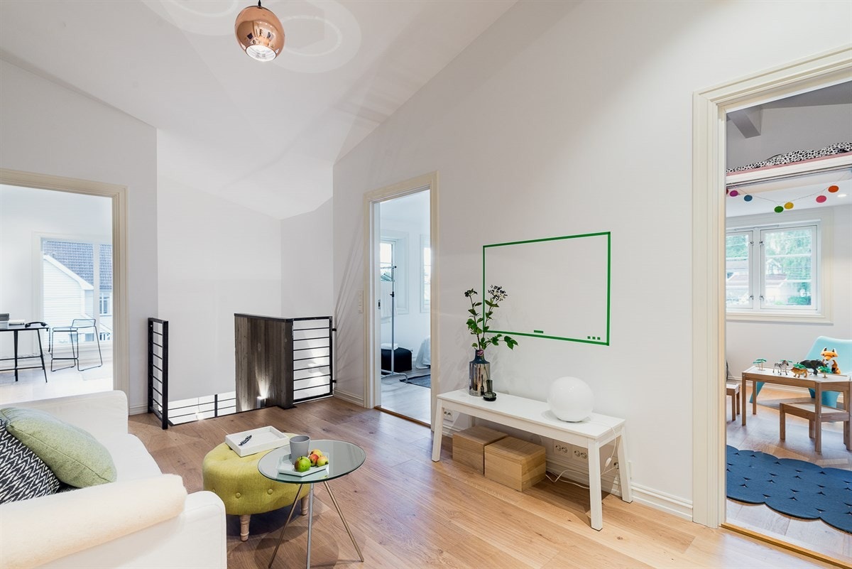 På samtlige rom er himlingen trukket opp i full takhøyde, noe som gjør romfølelsen ekstra voluminøs. Galleribilde