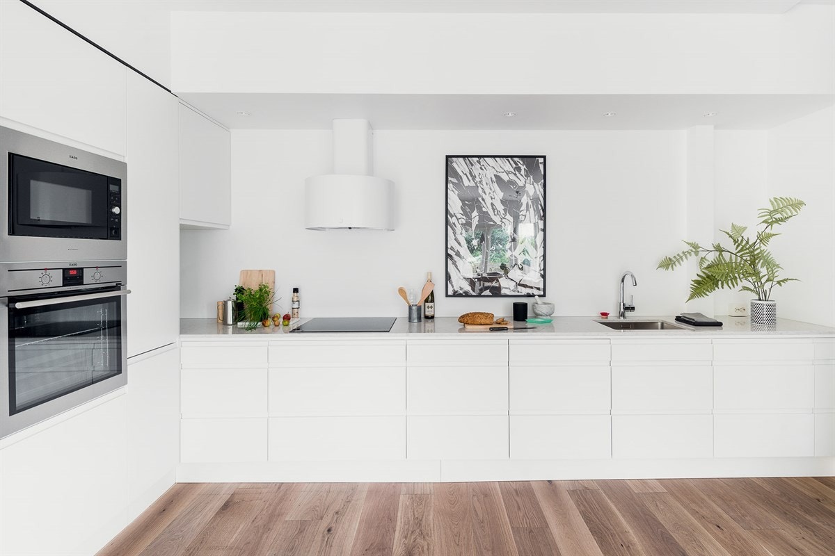 Selve kjøkkeninnredningen er definert av en stilsikker Luna skapløsning. Galleribilde