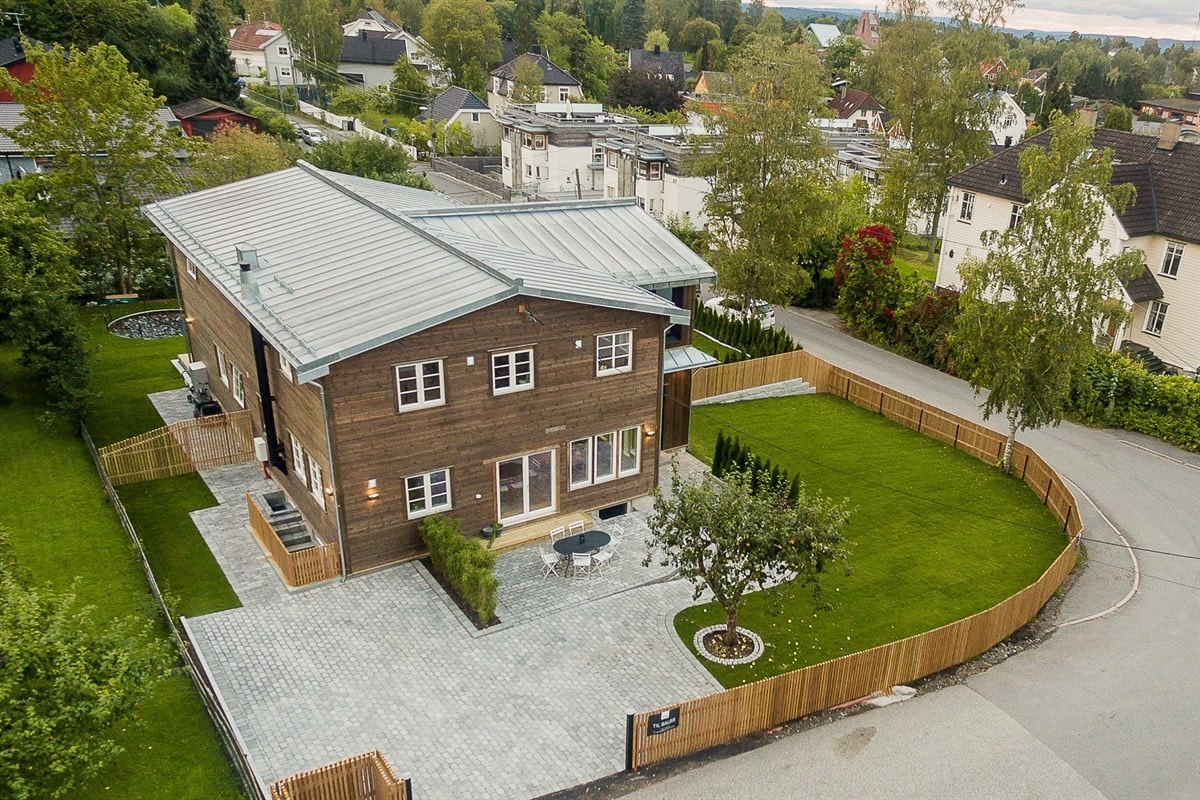 Her kan du flytte rett inn til en gjennomført høy standard - både ute og inne. For familiens yngste blir skoleveien svært kort ned til nye Munkerud barneskole, som nå er under ombygging og i 2016 åpner topp moderne i ny drakt. Galleribilde