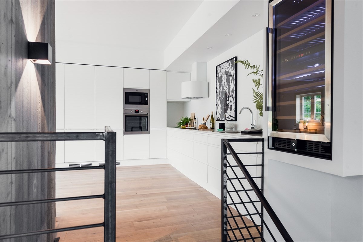 Kjøkkenet er svært stilsikkert og smelter nærmest inn i omgivelsene. Galleribilde