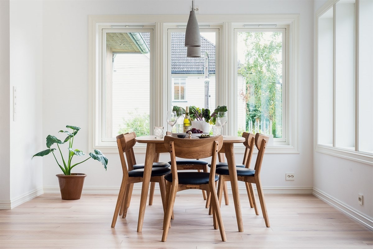 Første etasje er nå tilnærmet en eneste stor, sosial sone der atmosfæren og romfølelsen er herlig lys og moderne. Galleribilde