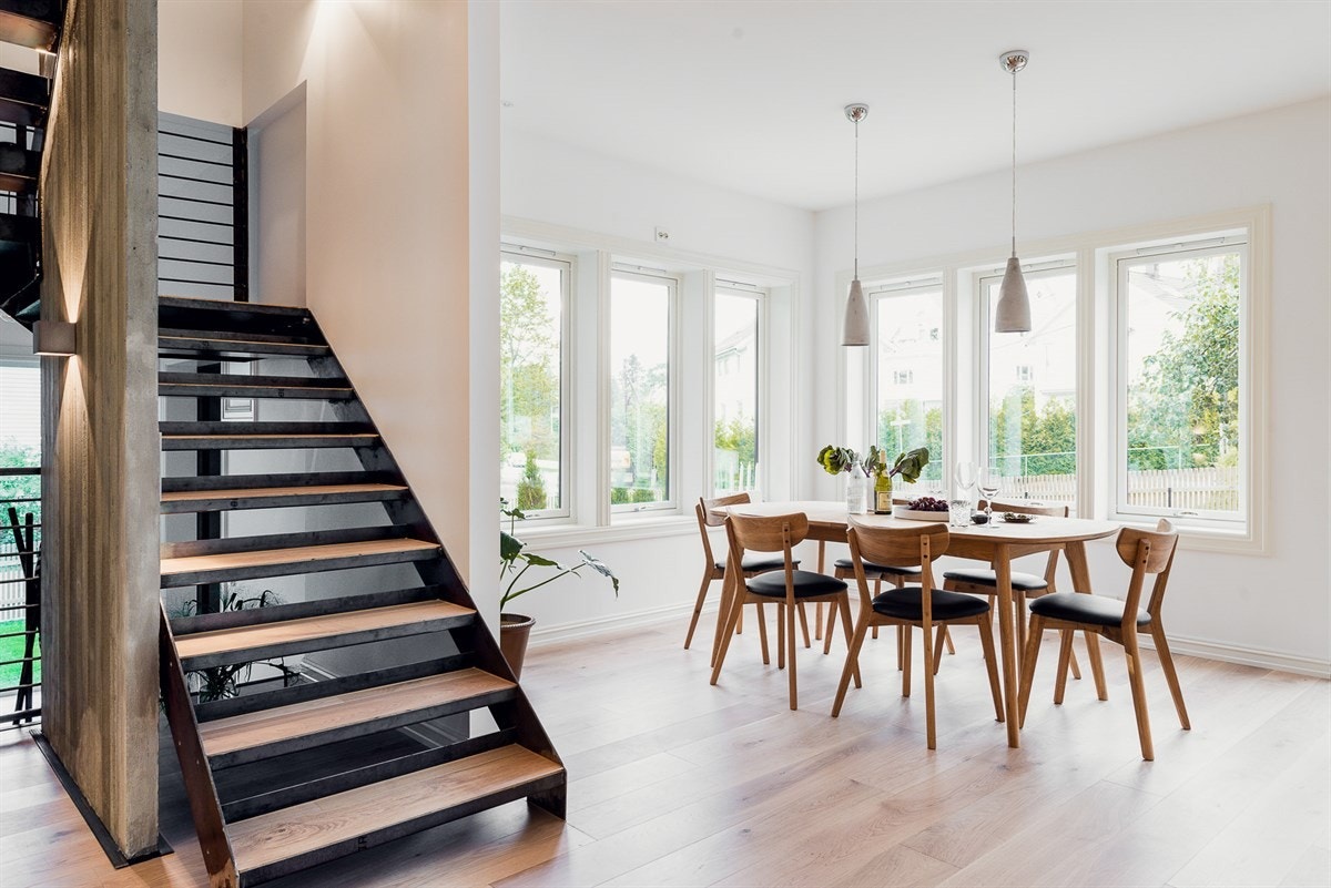 Trappen er delikat belyst med blendefrie vegglamper som fremhever trappen etter mørkets frembrudd. Galleribilde