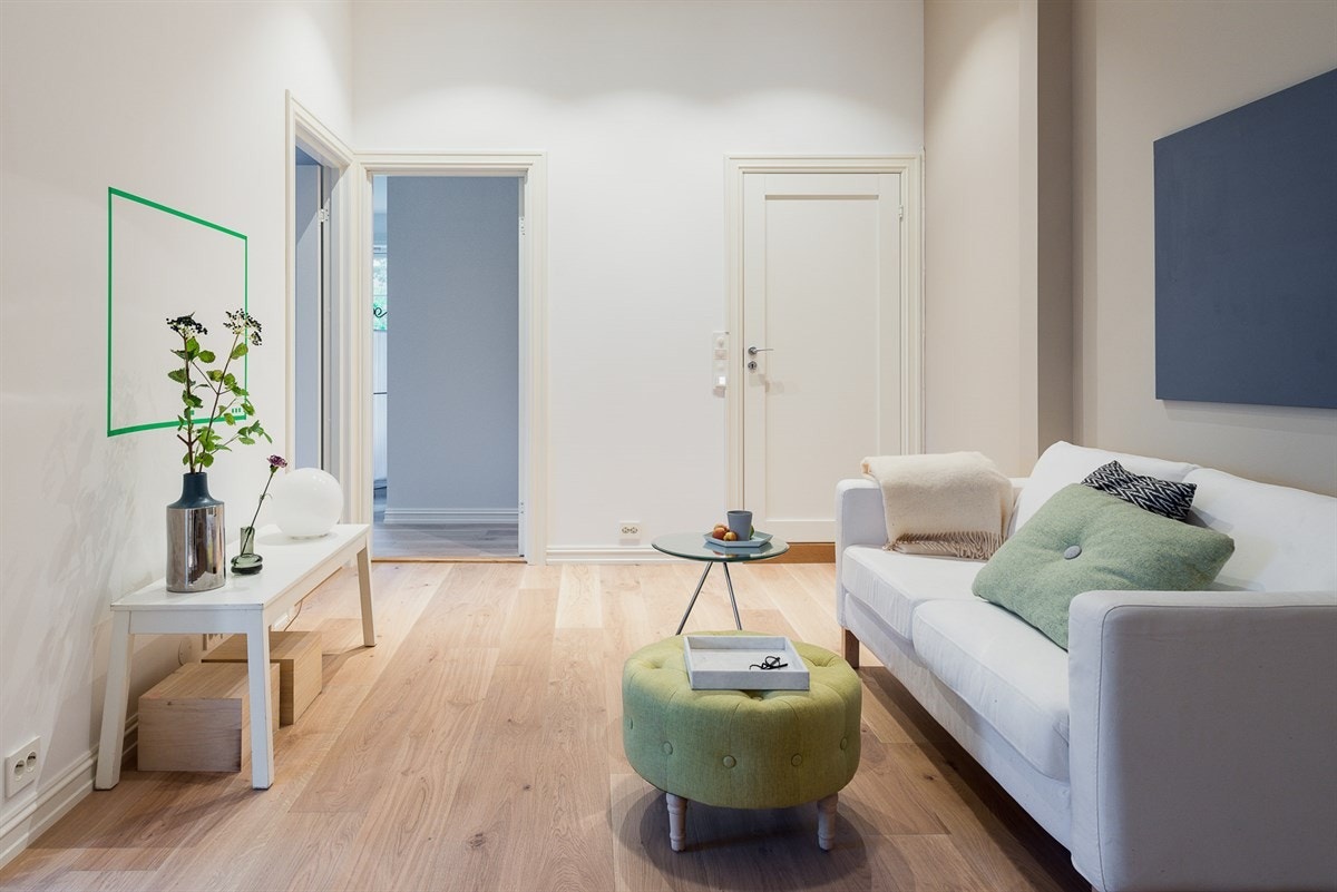 På øverste plan finner du samtlige fire soverom, samlet i en god romløsning med nærhet til badet og adkomst fra en romslig loftsstue der barna får fin lekeplass. Galleribilde