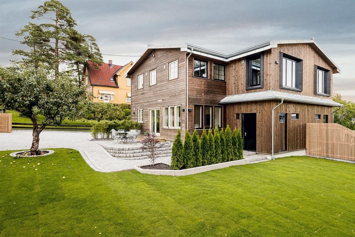 Dette er halvparten av en vertikaldelt tomannsbolig over totalt 3 plan som inntil nylig er renovert i sin helhet, fra bunn til topp. Galleribilde