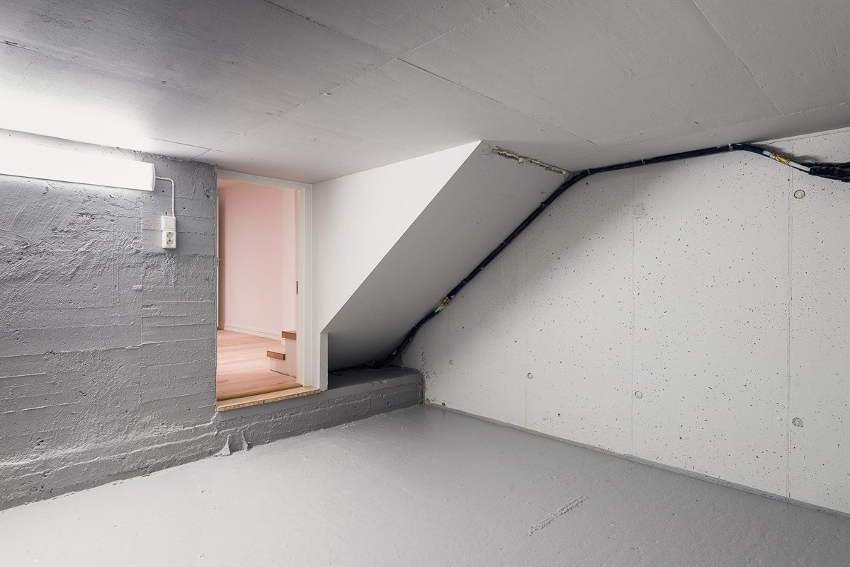 Underetasjen inkluderer også en stor bod med malte betongflater. Galleribilde