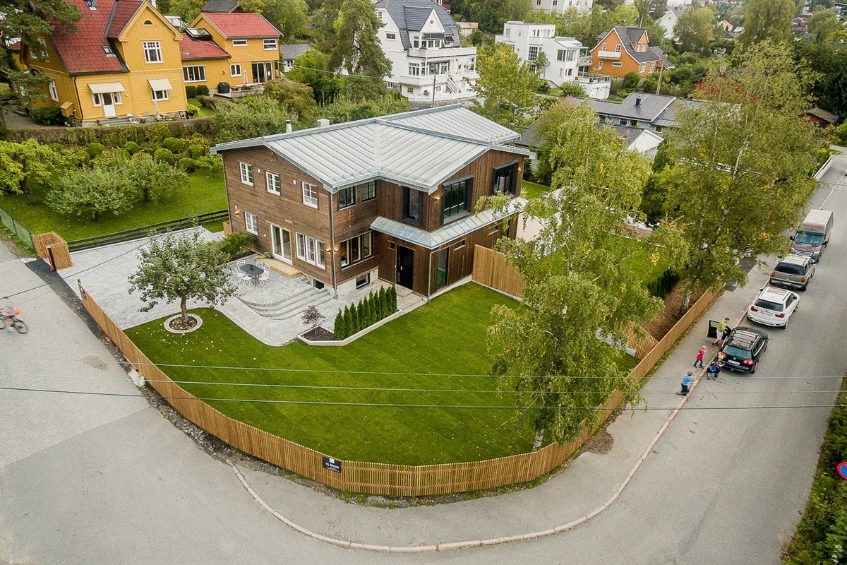 Beliggenheten på hjørnetomt er også attraktiv - her er det ingen naboer på 2 av 4 sider. Nabolaget er ellers veletablert med et barne- og familievennlig preg. Galleribilde