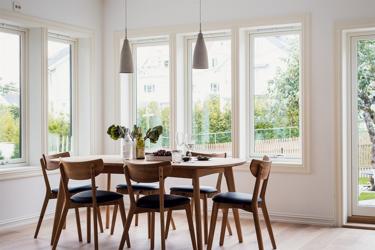 Huset er i praksis bygget opp på nytt fra bunnen gjennom en helhetlig renovering der alt det eksisterende ble fjernet innvendig til fordel for nytt og tidsmessig interiør. Galleribilde