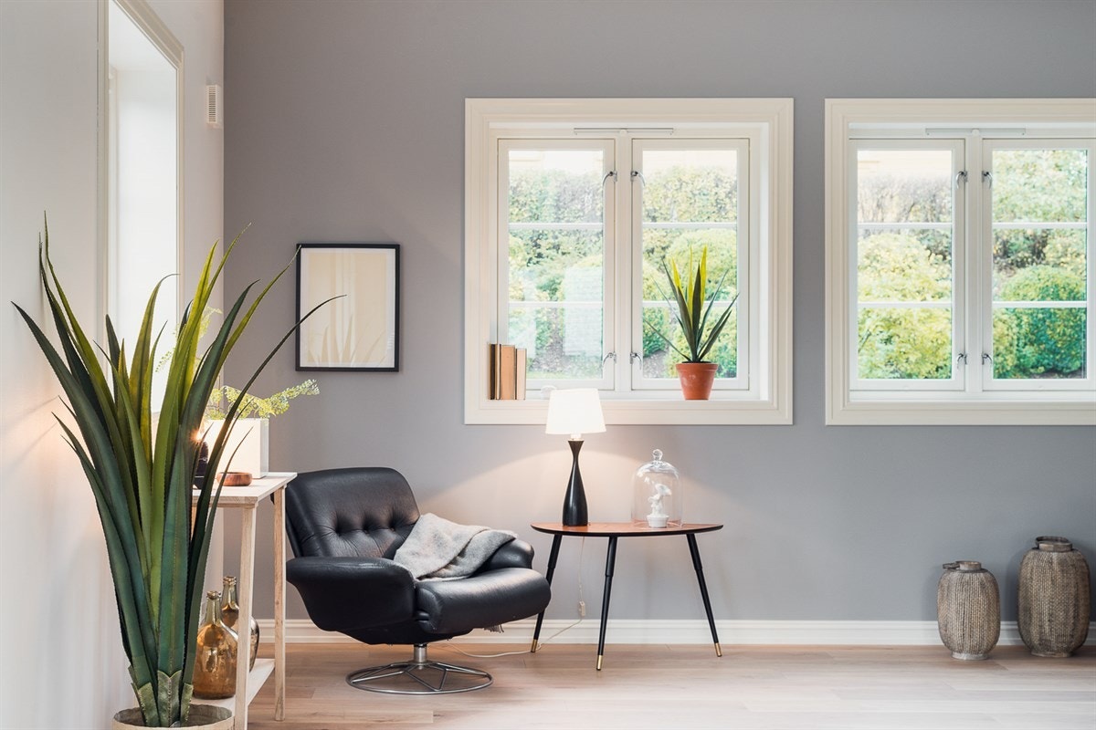 Stuen er gjennomgående og har naturlige soner for møbelgrupper som en salong og et langstrakt spisebord. Galleribilde