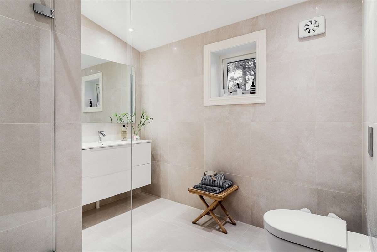 Med badet på samme plan som soverommene opplever du om morgenen komforten av kun et fåtall skritt fra sengen og inn til en varm dusj. Galleribilde