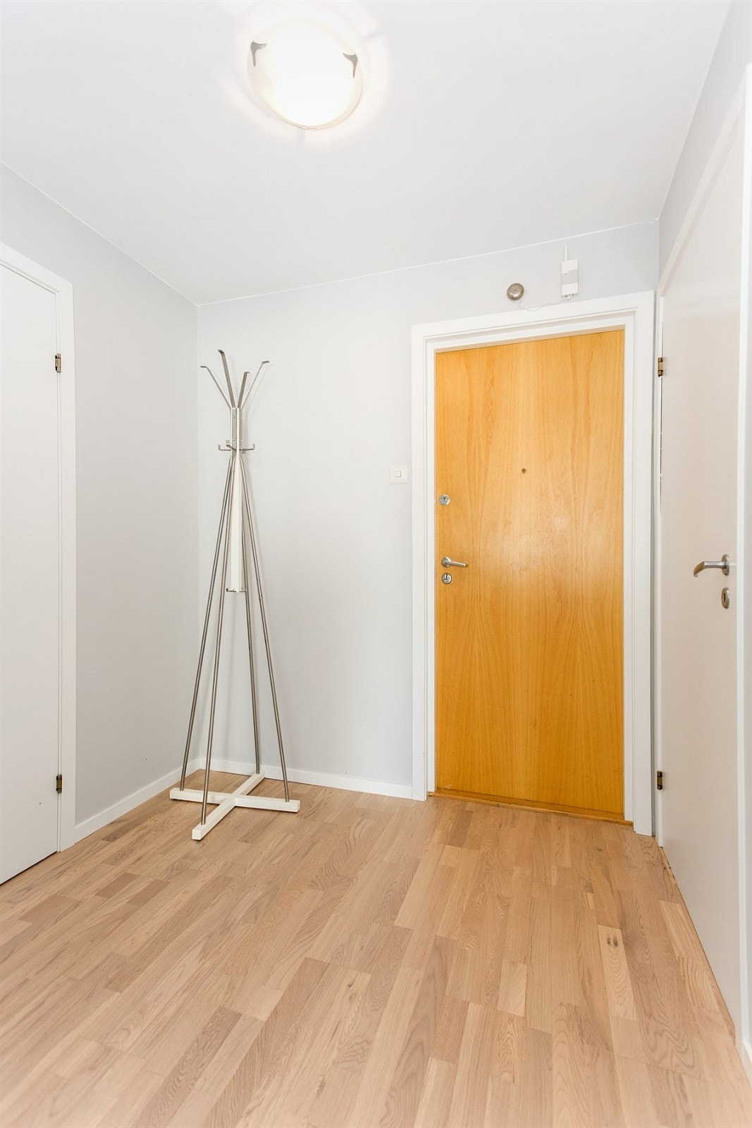 Entré med direkte adkomst til bod med hylleplass. Galleribilde