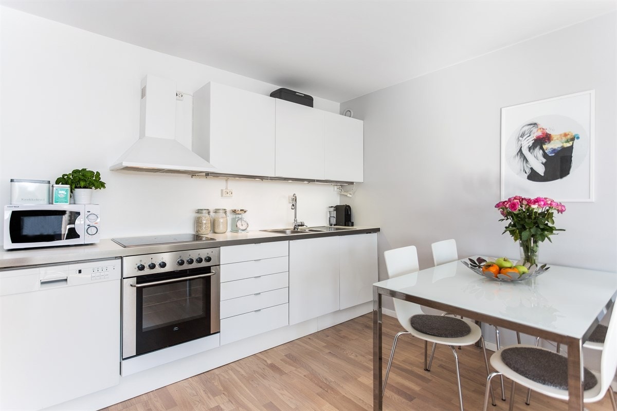 Dette er et sosialt og trivelig kjøkken med spiseplass som gir rom for hyggelige selskaper. Galleribilde