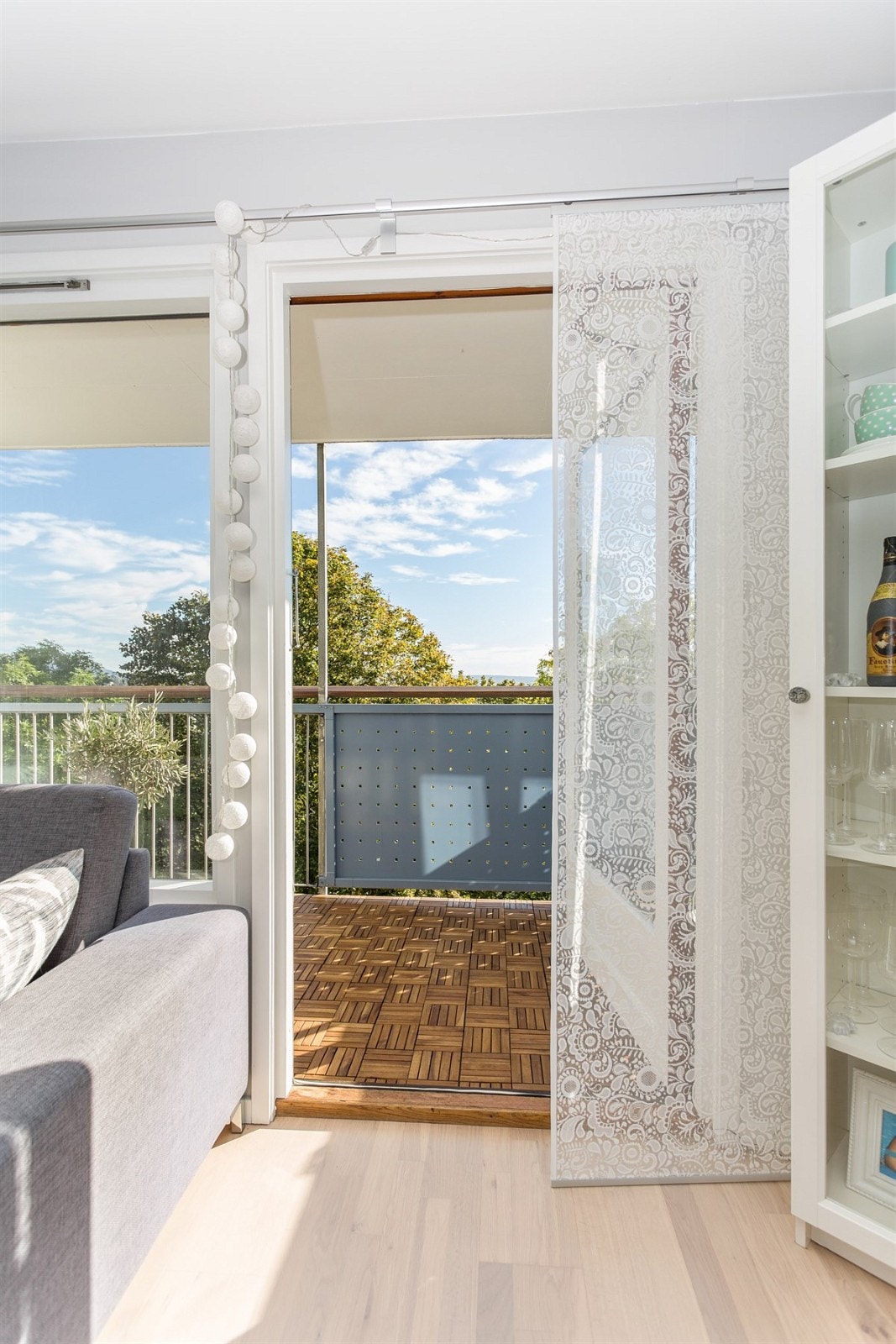 Stue med enkel adkomst til flott usjenert utsiktsbalkong Galleribilde