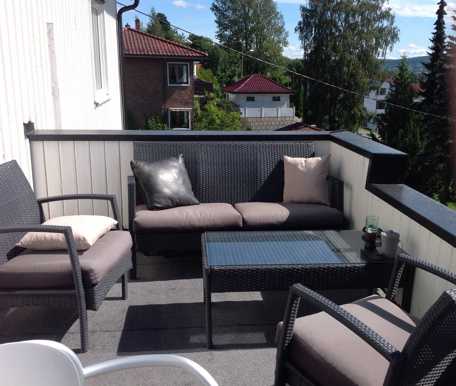 God plass til møbler på balkongen Galleribilde